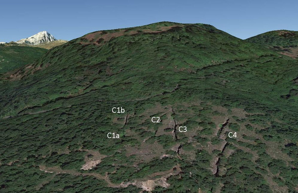 Immagine in prospettiva da Google Earth con la collina e la posizione delle cave