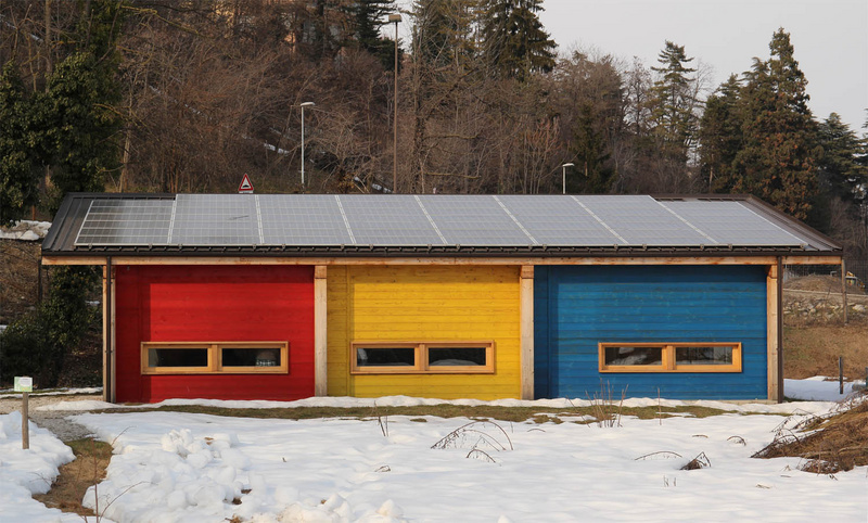 L'apiario didattico con la neve. Sul tetto si vedono i pannelli fotovoltaici, mentre la parete esterna è colorata con i colori primari, rosso, giallo e blu, come si usa fare per le arnie.