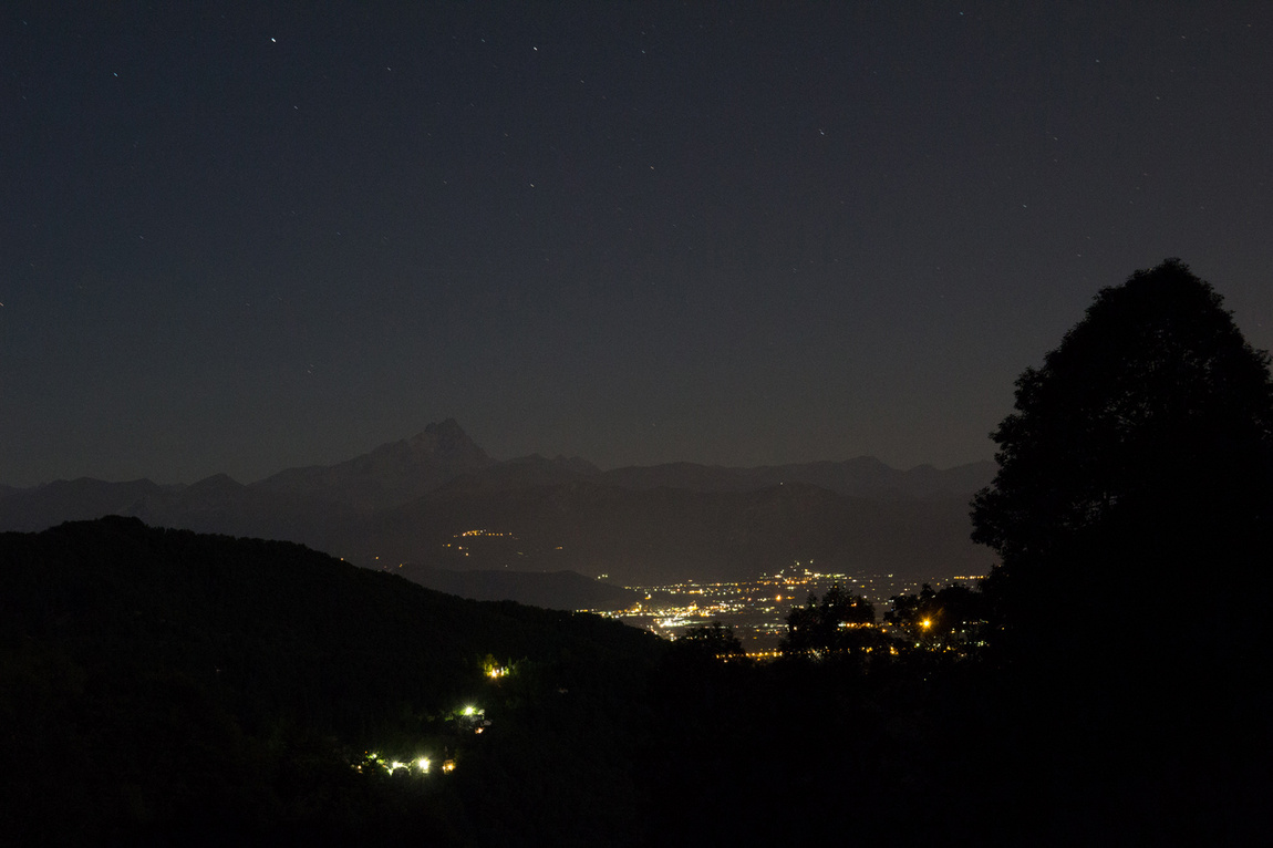 Foto notturna dalle alture di S. Giacomo di Boves, con le luci della città di Cuneo sullo sfondo