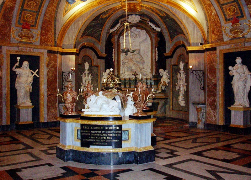L'interno della Basilica di Superga con la cripta e la tomba di Carlo Alberto