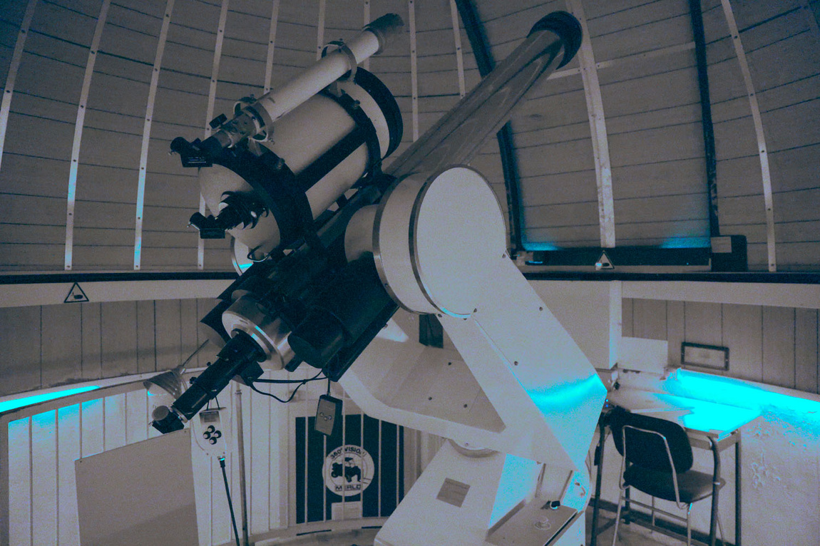 Viata interna della cupola con i tre telescopi uniti uno sull'altro sopra la grande montatura equatoriale motorizzata