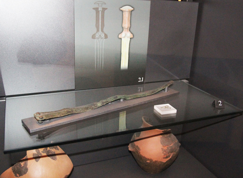 Vetrina con spada in bronzo