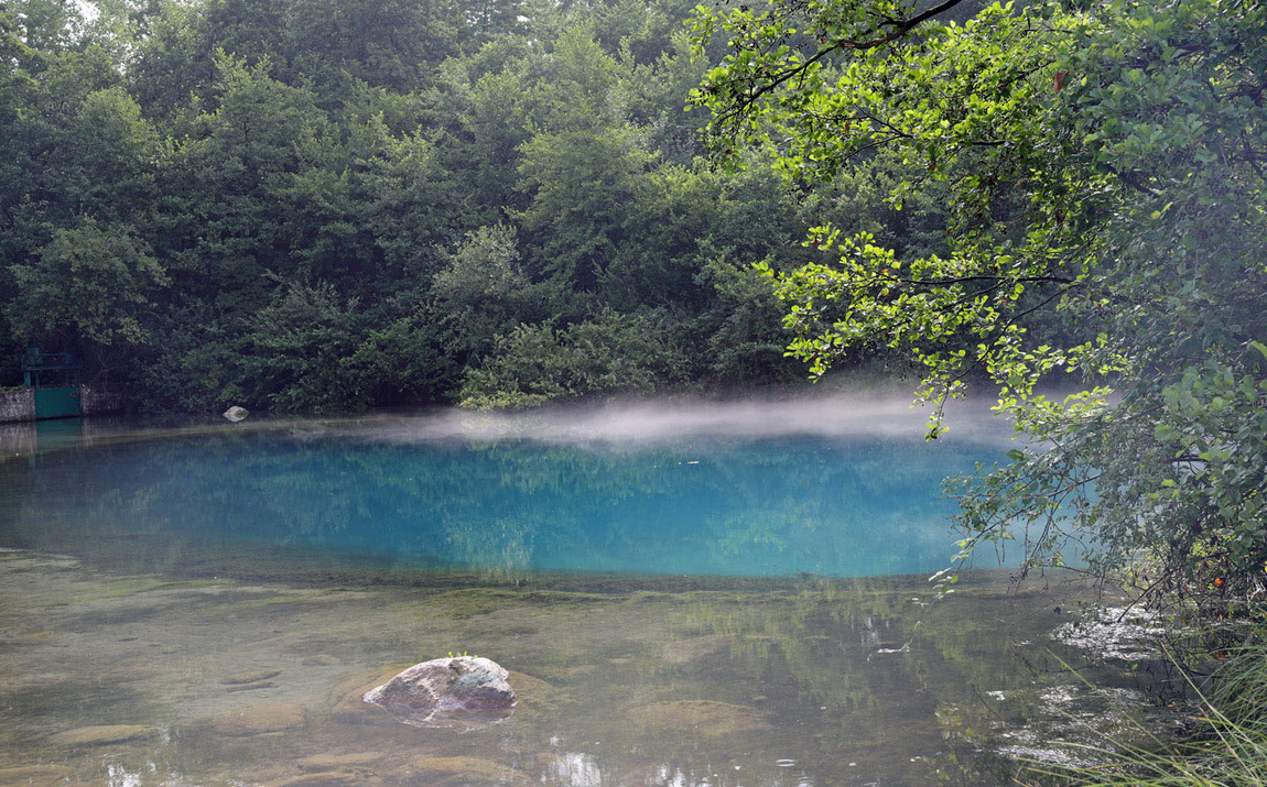 Risorgiva di Beinette con un velo di nebbia effimero sulla superficie dell'acqua