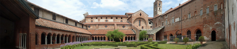 Una foto panoramica del giardino interno dell'abbazia di Staffarda