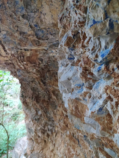 Incrostazioni di Azzurrite sulla parete della cava a cielo aperto