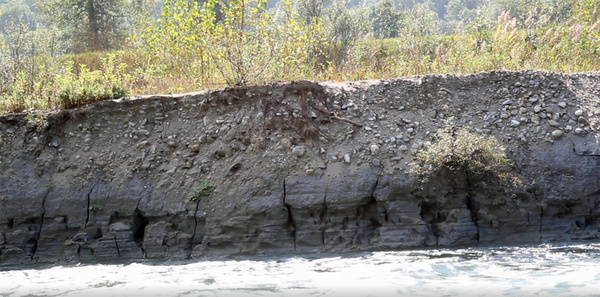Foto della scarpata destra del fiume a valle del ponte di San Membotto, con i depositi stratificati