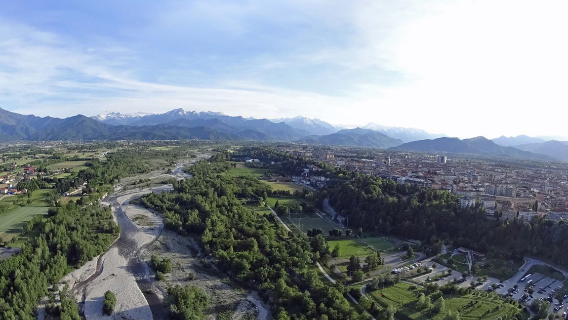 ripresa aerea del torrente Gesso all'alteza della città di Cuneo, che si vede sulla destra