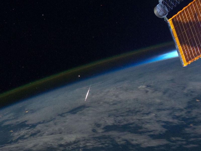 Vista dall'alto della Stazione Spaziale Internazionale di una meteora che precipita in atmosfera