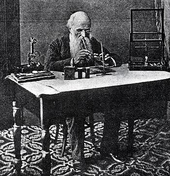 Foto d'epoca di Federico Craveri seduto al suo tavolo da lavoro durante una analisi mineralogica